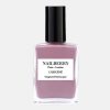 Transparente Nagellack Flasche von der Marke Nailberry, mit schwarzer Kappe. Der Nagellack ist Lila-Rosa und durch die Flasche sichtbar.
