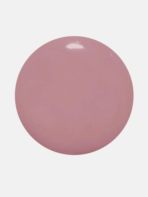 Nagellack Tropfen in Rosa-Lila von oben, aus der Nähe fotografiert.