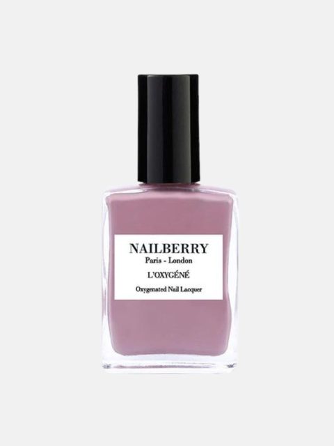 Transparente Nagellack Flasche von der Marke Nailberry, mit schwarzer Kappe. Der Nagellack ist Lila-Rosa und durch die Flasche sichtbar.