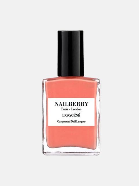 Transparente Nagellack Flasche von der Marke Nailberry, mit schwarzer Kappe. Der Nagellack ist in Pink und durch die Flasche sichtbar.