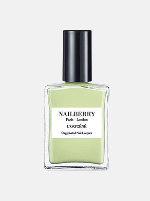 Transparente Nagellack Flasche von der Marke Nailberry, mit schwarzer Kappe. Der Nagellack ist Hellgrün und durch die Flasche sichtbar.