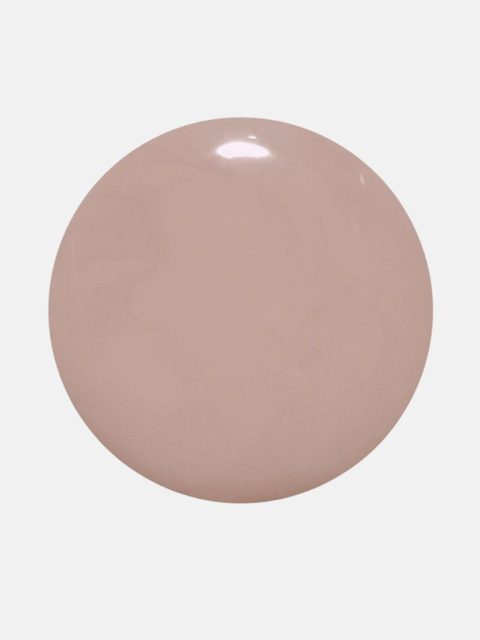 Nagellack Tropfen in Beige von nahem fotografiert