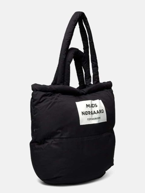 Schwarze Kissen Tasche Pillow bag von Mads Norgaard bei Little Copenhagen