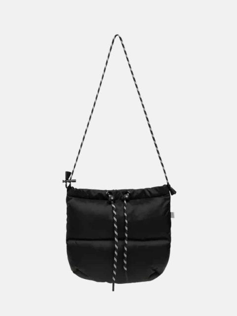 Kleine schwarze Kissen Tasche Pillow bag mit Anzugschnur von Mads Norgaard bei Little Copenhagen