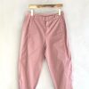 Rosarote Baggy Hose mit grauem Hintergrund am Haken