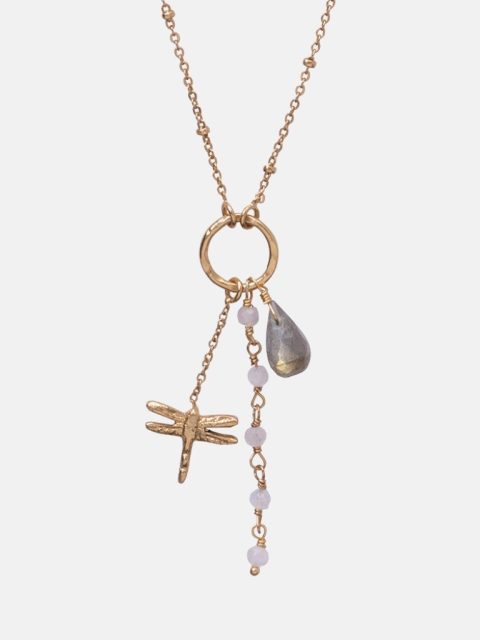 Nahaufnahme von langer Halskette in Gold mit drei Anhänger. Der eine Anhänger ist eine kleine Libelle, der andere Anhänger ist eine Ankettung von Mondsteinen und der andere Anhänger ist ein grosser Labradorit Anhänger. Handgemacht von der Marke a beautiful story