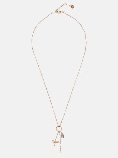 Lange Halskette in Gold mit drei Anhänger. Der eine Anhänger ist eine kleine Libelle, der andere Anhänger ist eine Ankettung von Mondsteinen und der andere Anhänger ist ein grosser Labradorit Anhänger.