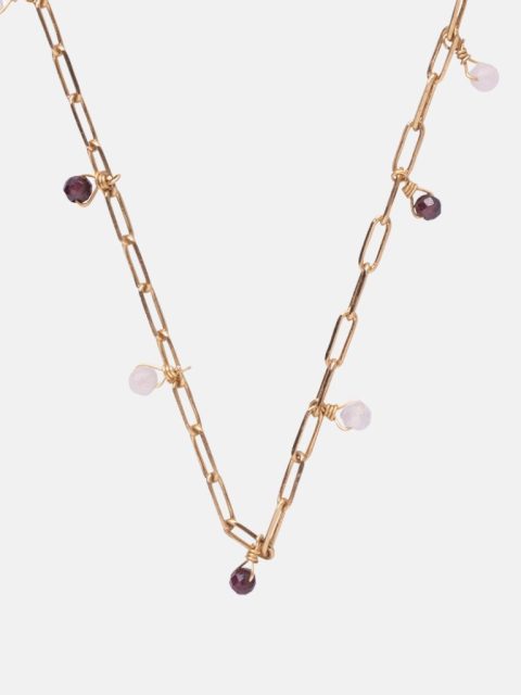 Nahaufnahme von langer Halskette aus goldigen Kettenmuster. Die Kette hat mehrere kleine Granat und Rose Quartz Anhänger. Die Kette ist handgemacht von der Marke a beautiful story