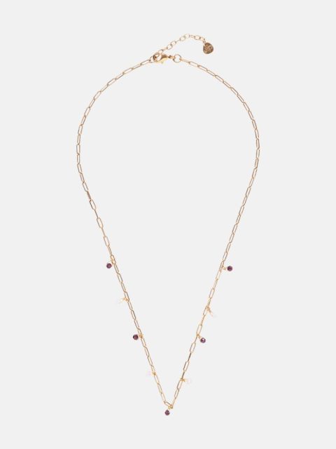 Lange Halskette aus goldigen Kettenmuster. Die Kette hat mehrere kleine Granat und Rose Quartz Anhänger. Die Kette ist handgemacht von der Marke a beautiful story
