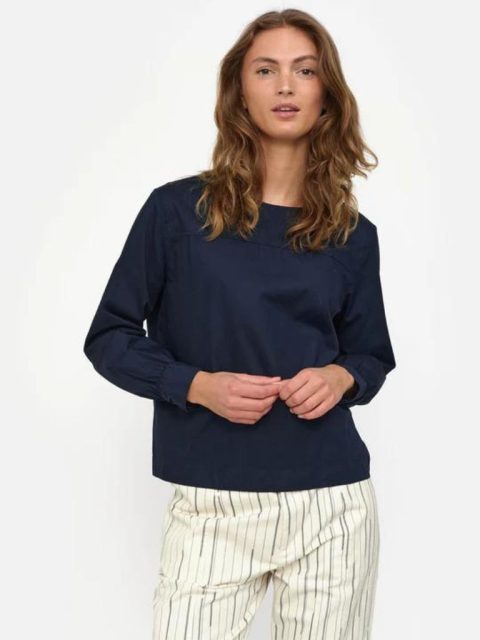 Modell trägt eine klassische Bluse in Dunkelblau