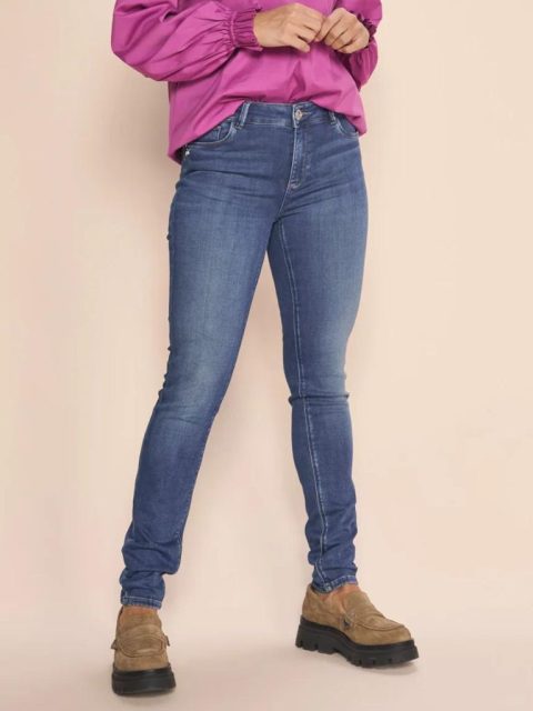Modell trägt klassische Slim Fit Blue Jeans