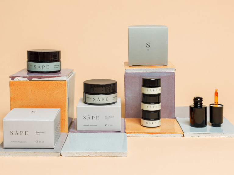 Verschiedene Naturkosmetik Produkte nebeneinander aufgereiht