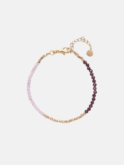 Armband mit kleinen Edelsteinen in Rosa, Rot und Gold. Das Armband hat einen Goldverschluss.