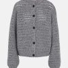Grob gestrickter Cardigan in Grau mit dunklen, grossen Knöpfen. Cardigan hat kurzen Stehhals.