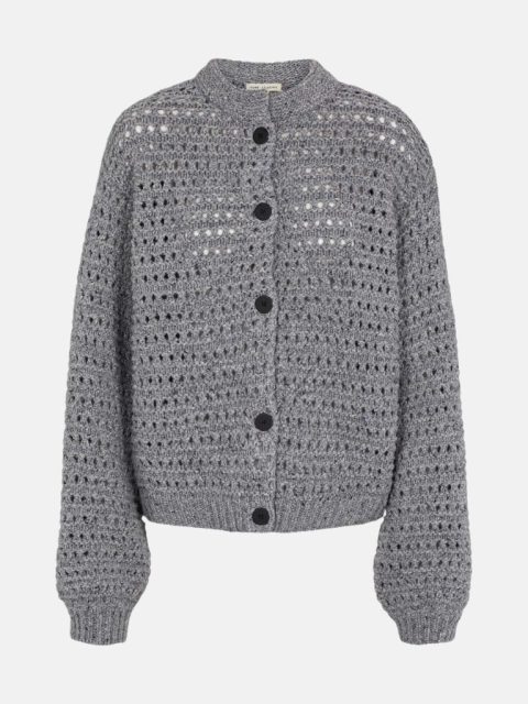 Grob gestrickter Cardigan in Grau mit dunklen, grossen Knöpfen. Cardigan hat kurzen Stehhals.