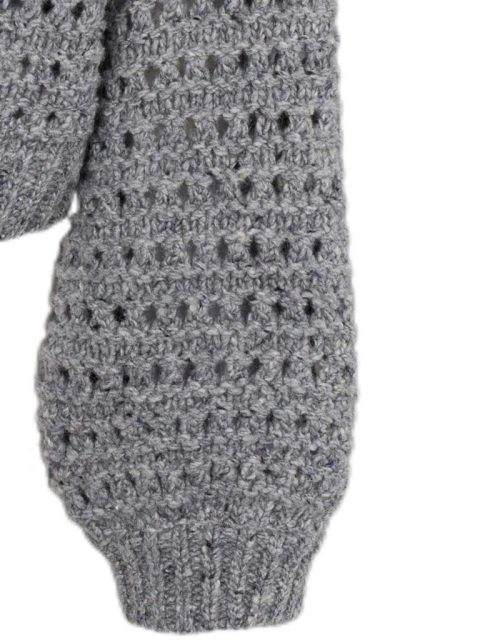 Nahaufnahme von grob gestricktem Cardigan in Grau.