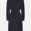Dunkelblaues Basic Kleid in Midi Länge mit Rundhalsausschnitt, langen Ärmeln und Stoffgürtel aus dem gleichen Stoff.