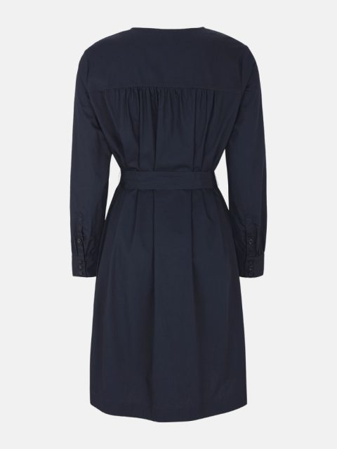 Dunkelblaues Basic Kleid in Midi Länge mit Rundhalsausschnitt, langen Ärmeln und Stoffgürtel aus dem gleichen Stoff.