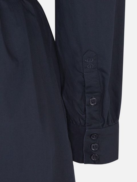 Nahaufnahme vom Ärmel von Dunkelblauem Basic Kleid in Midi Länge mit Rundhalsausschnitt, langen Ärmeln und Stoffgürtel aus dem gleichen Stoff.