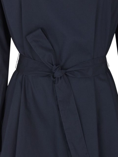 Nahaufnahme von Dunkelblauem Basic Kleid in Midi Länge mit Rundhalsausschnitt, langen Ärmeln und Stoffgürtel aus dem gleichen Stoff.