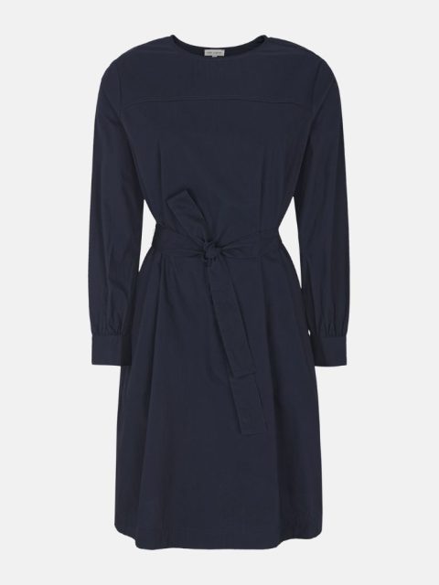 Dunkelblaues Basic Kleid in Midi Länge mit Rundhalsausschnitt, langen Ärmeln und Stoffgürtel aus dem gleichen Stoff.