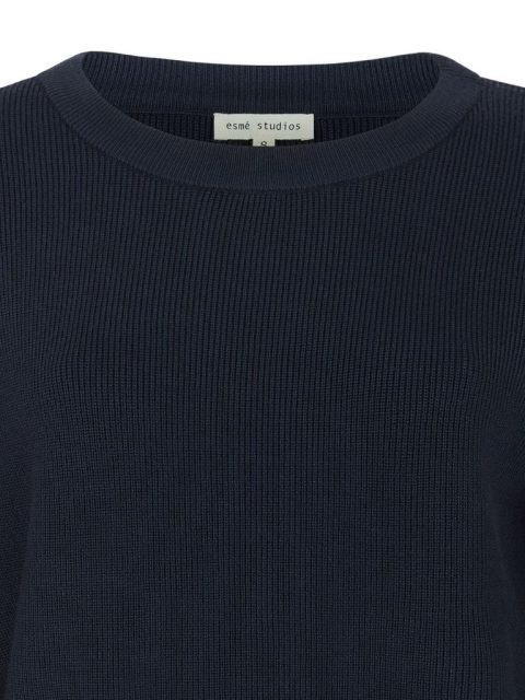 Nahaufnahme von dunkelblauem Strickpullover von Esmé Studios.