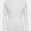 Weisser Pullover aus geripptem Stoff mit kleinem Stehkragen und dekorativen Fäden, die an der rechten Schulterseite hängen.