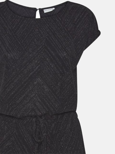 Nahaufnahme von einem Jumpsuit, dessen oberer Teil und ein bisschen von der Taille ersichtlich ist. Der Stoff ist in Schwarz und mit Glitzer versehen. Das Glitzer hat ein spitziges Muster.