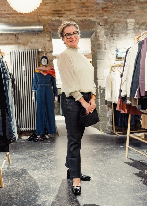 Alternative view of Gold and black