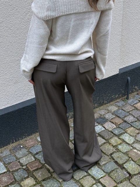 Alternative view of Hose - Nora Petit, Lava Stone